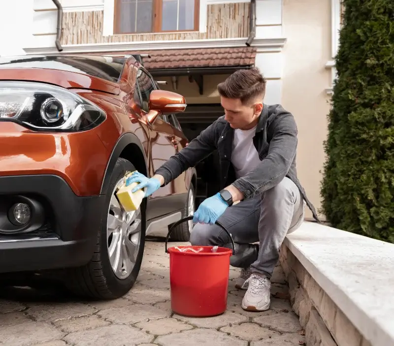Lavage auto à domicile Magnac-Lavalette-Villars : professionnel intervenant sur un véhicule